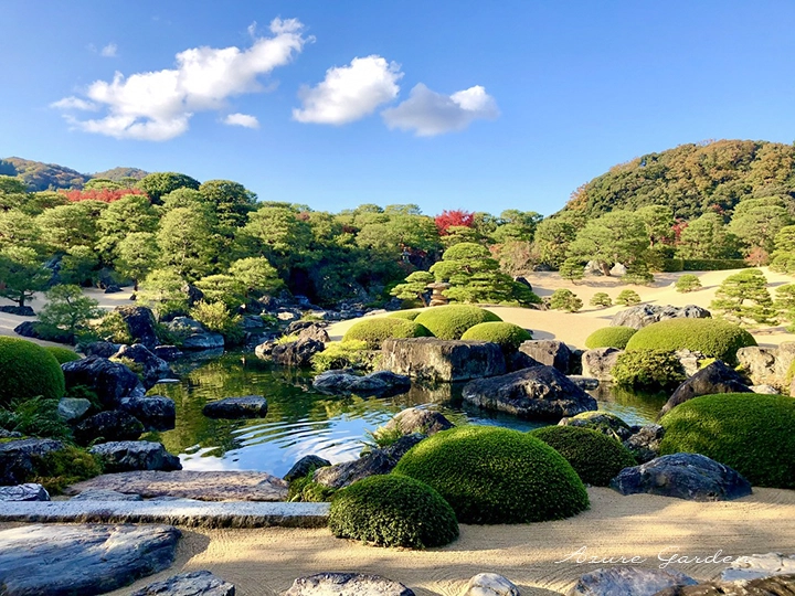 背景の山まで含めて守られている庭園景観
