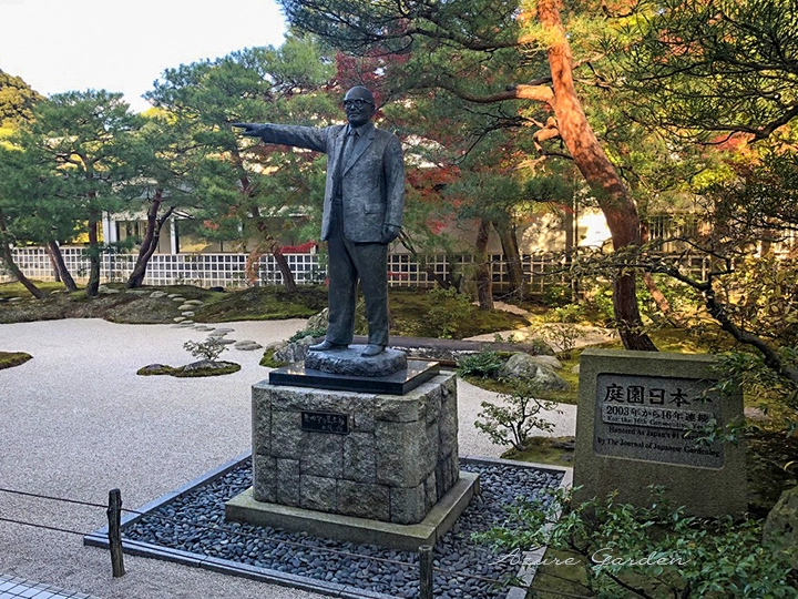 創設者・足立全康氏の像