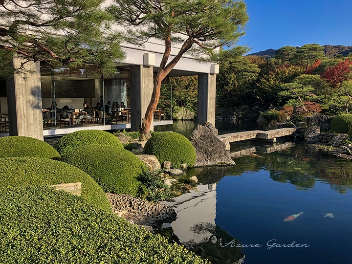 足立美術館の喫茶室と庭園の景色