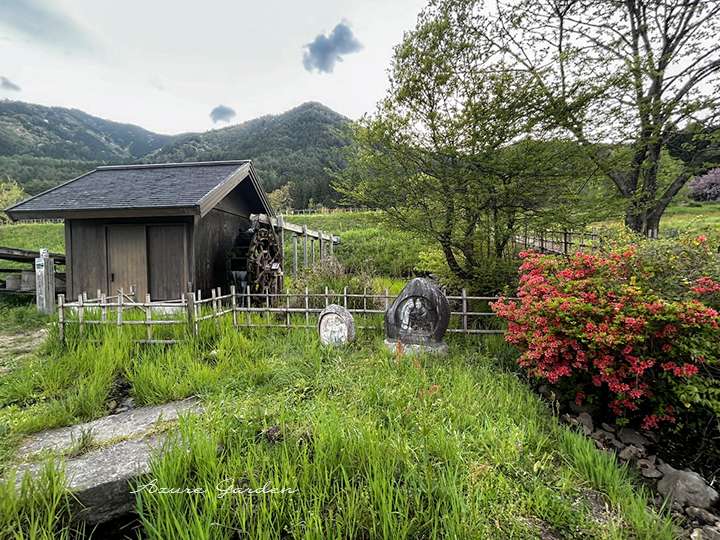 水車小屋と道祖神(どうそじん)