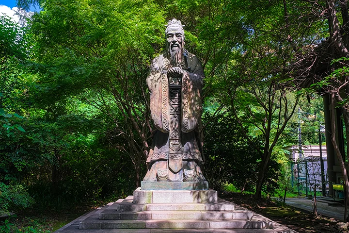 世界最大を誇る湯島聖堂の孔子像