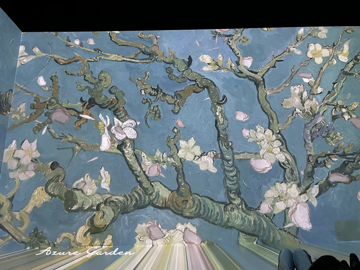 ゴッホ《花咲くアーモンドの木の枝》。日本美術の影響を感じさせる構図