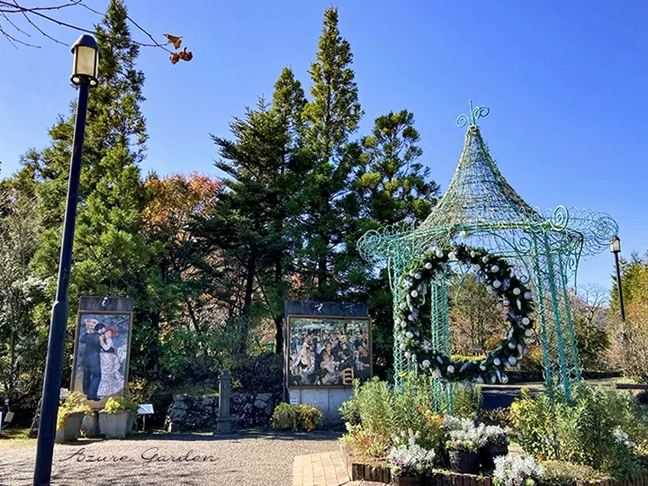 ガーデンミュージアム比叡の庭園に展示された印象派絵画と装飾アーチの風景