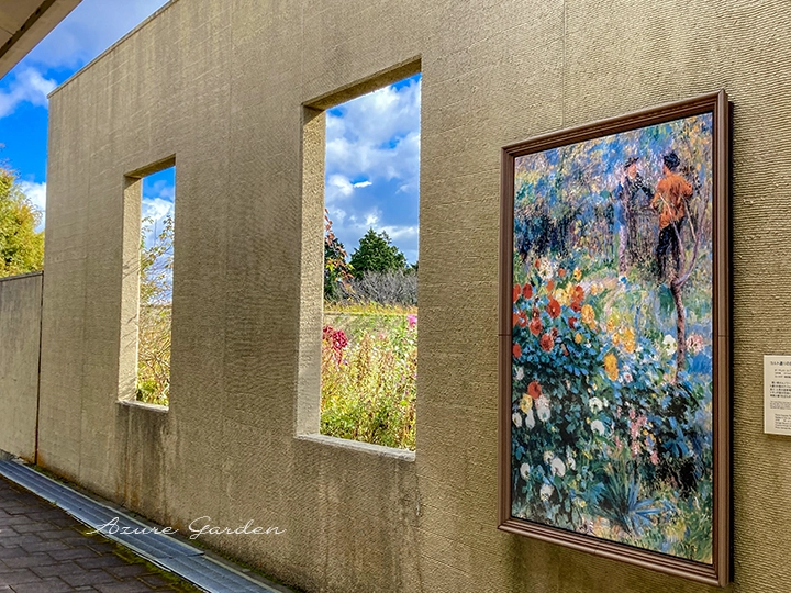 絵画が展示された通路と窓越しに見える庭｜ガーデンミュージアム比叡