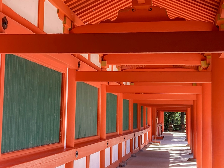 春日大社の社殿に見る、朱色と青緑。