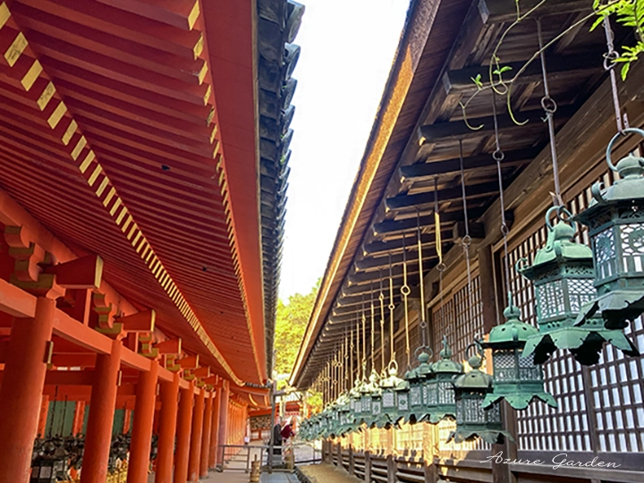 朱色と青緑が並ぶ、社殿の回廊。