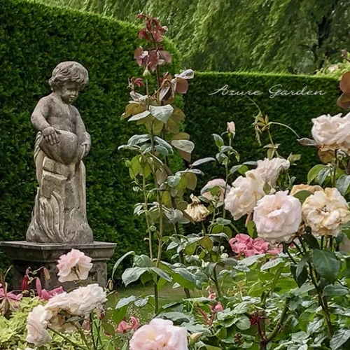 フォーマルガーデンの彫刻と整えられた植栽