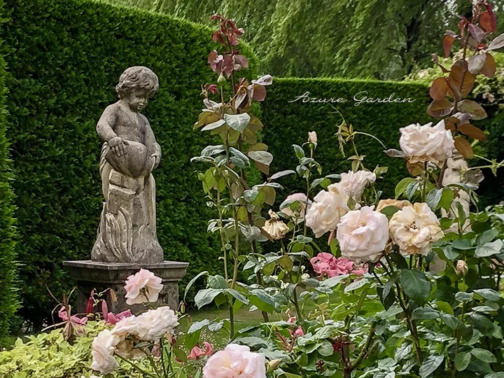 フォーマルガーデンの彫刻と整えられた植栽