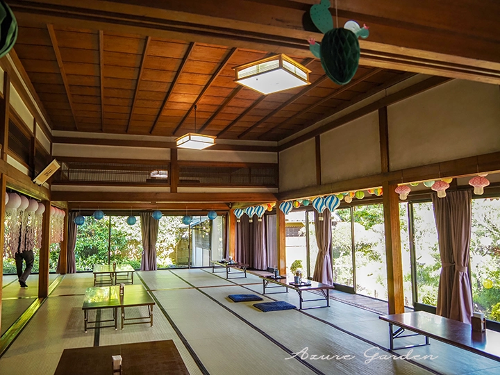 おふさ観音の日本庭園を望む畳敷きの茶房