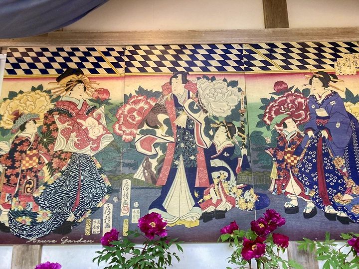 人物の周囲に牡丹が描かれた浮世絵 牡丹が華やかさを引き立てる表現
