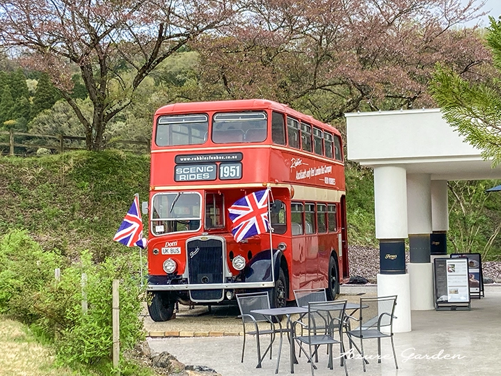 ローザンベリー多和田のダブルデッカーと桜の風景